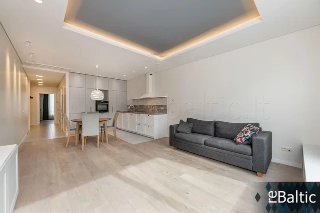 Woonkamer; natuurlijk licht, moderne stijl, tegelvloer