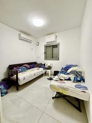 Slaapkamer; tegelvloer, natuurlijk licht