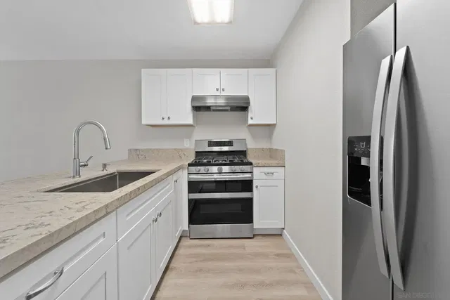 Cuisine; électroménager, rénové, lumière naturelle