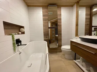 Bagno; pavimento in piastrelle, luce naturale, ristrutturato