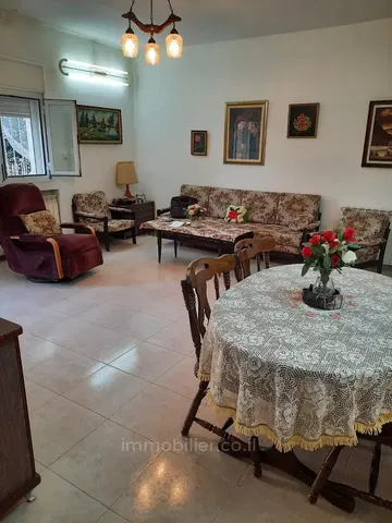 Woonkamer; tegelvloer, natuurlijk licht