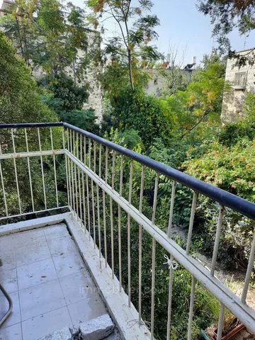 Balkon; uitzicht, tegelvloer, renovatie nodig