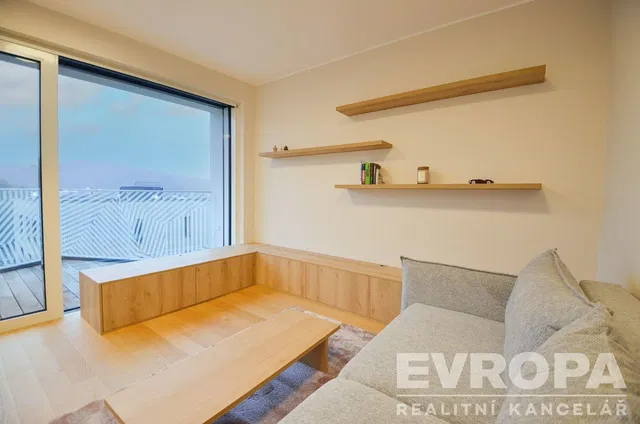 Oturma odası; manzara, ahşap zemin, doğal ışık, modern stil