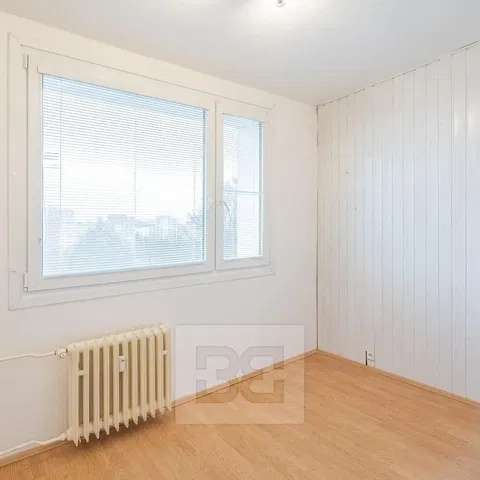 Spálňa; výhľad, drevená podlaha, prirodzené svetlo