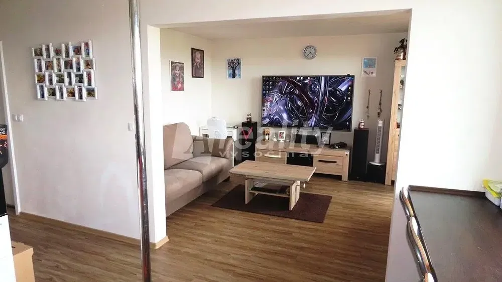 Wohnzimmer; holzboden, tageslicht, moderner stil