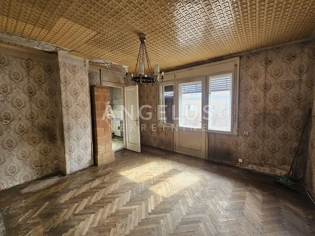 Wohnzimmer; holzboden, renovierungsbedürftig, tageslicht