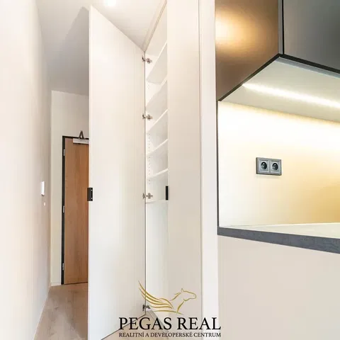 Vestiaire; parquet, lumière naturelle, rénové