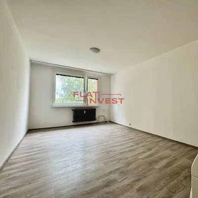 Dormitorio; vista, suelo de madera, luz natural