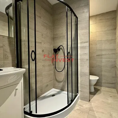 Baño; suelo de baldosas, renovado, luz natural, estilo moderno