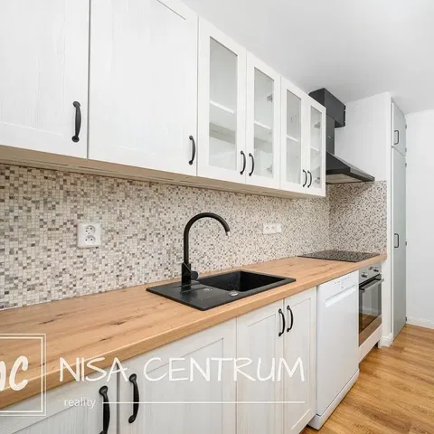 Cuisine; électroménager, carrelage, parquet, rénové, lumière naturelle