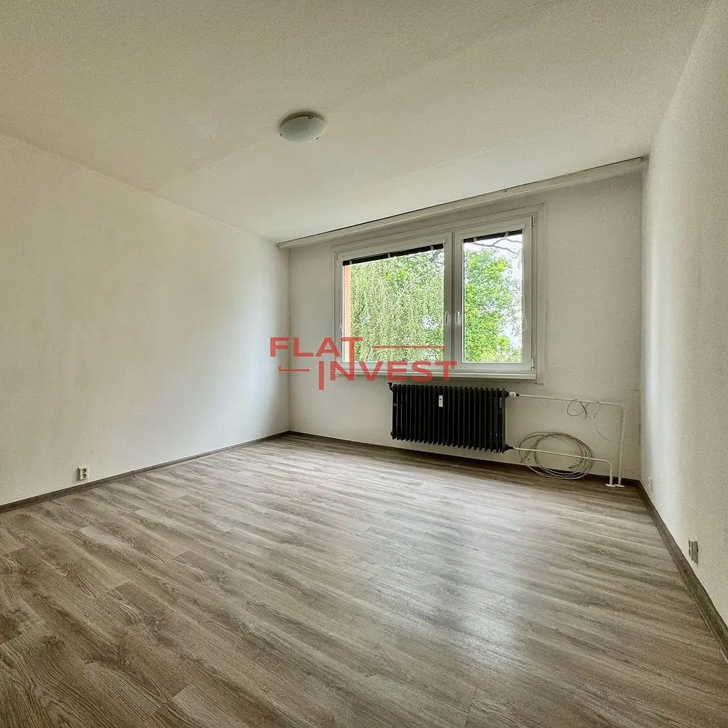 Chambre; vue, parquet, lumière naturelle