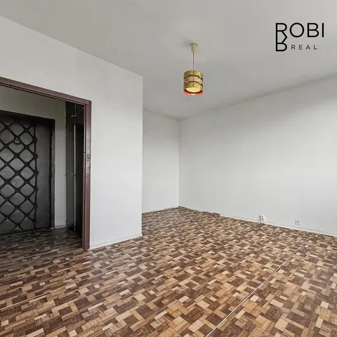 Остало; дрвени под, природно светло