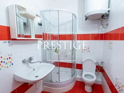 Badezimmer; warmwasserbereiter, fliesenboden, renoviert, tageslicht