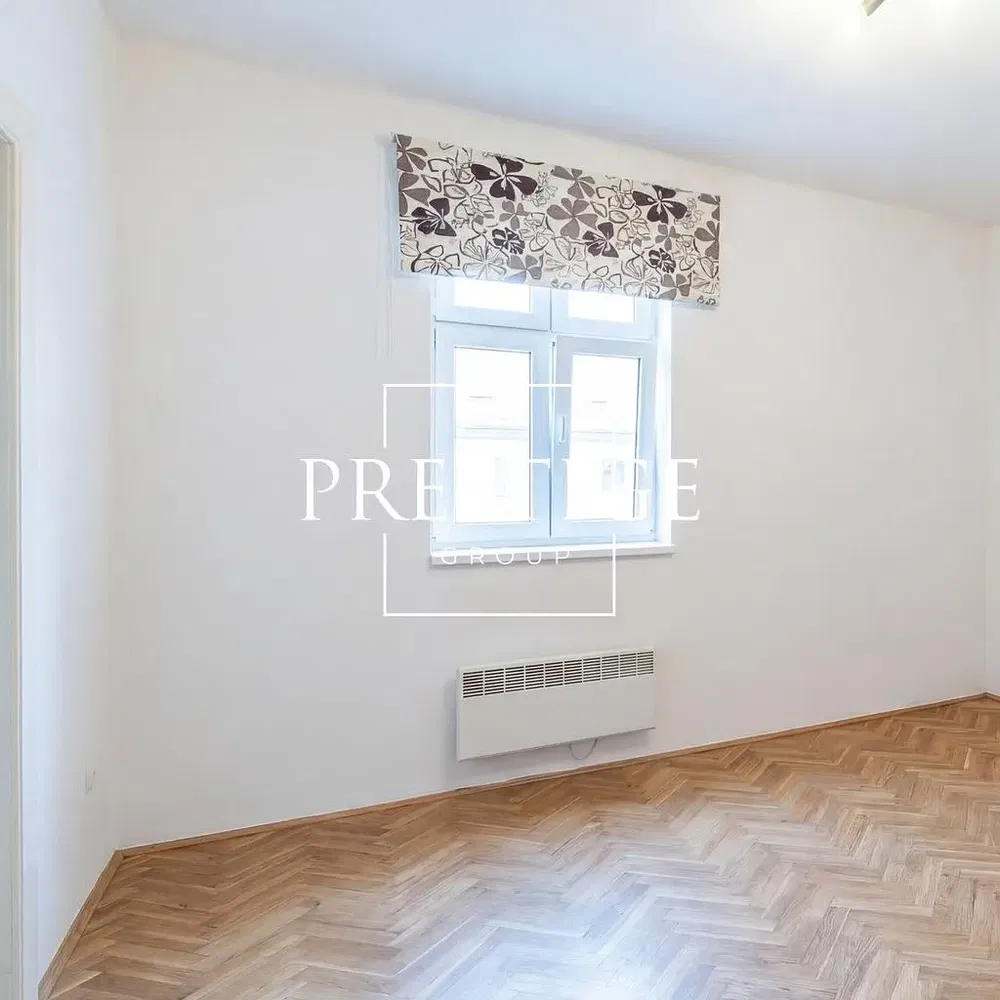 Wohnzimmer; holzboden, tageslicht