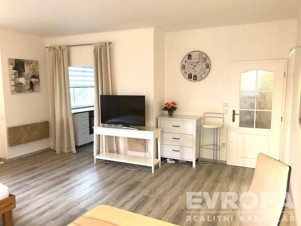 Oturma odası; modern stil, doğal ışık, tadilatlı