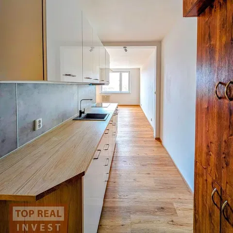 Κουζίνα; συσκευές κουζίνας, ξύλινο πάτωμα, φυσικό φως, μοντέρνο στυλ