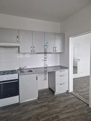 Cucina; elettrodomestici, pavimento in piastrelle