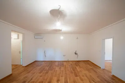 Wohnzimmer; holzboden, tageslicht, renovierungsbedürftig