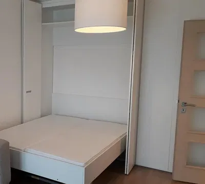 Schlafzimmer; holzboden, tageslicht