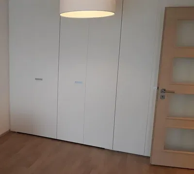 Schlafzimmer; holzboden, tageslicht