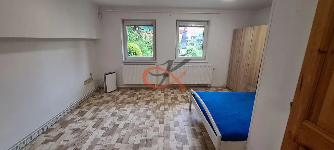 Spavaća soba; prirodna svjetlost, drveni pod