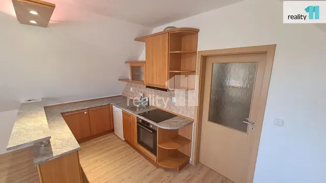 Κουζίνα; συσκευές κουζίνας, ξύλινο πάτωμα, ανακαινισμένο, φυσικό φως