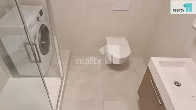 Toilette; fliesenboden, renoviert, tageslicht