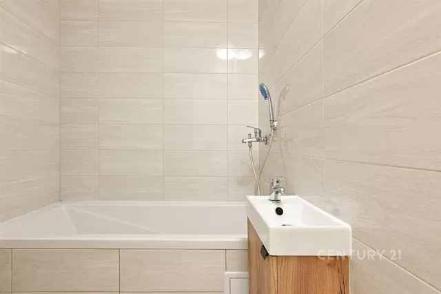 Badezimmer; fliesenboden, renoviert, tageslicht, moderner stil