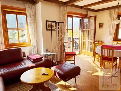 Salon; vue, poutres en bois, parquet, lumière naturelle, style rustique