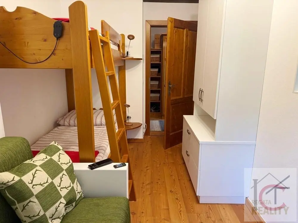 Chambre d'enfant; parquet, poutres en bois