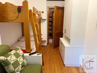 Chambre d'enfant; parquet, poutres en bois