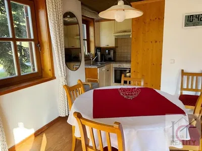Cuisine; vue, parquet, lumière naturelle