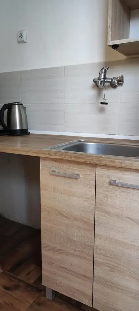 Cucina; elettrodomestici, pavimento in piastrelle