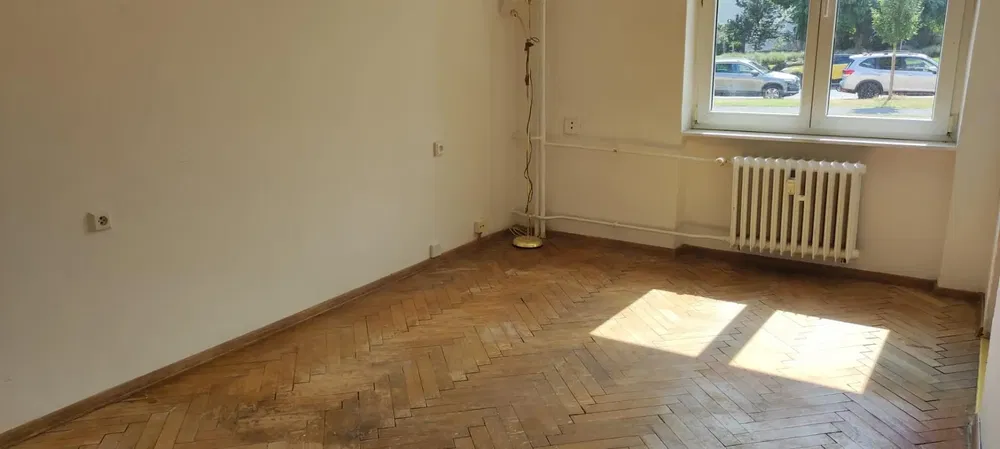 Camera da letto; pavimento in legno, luce naturale, vista