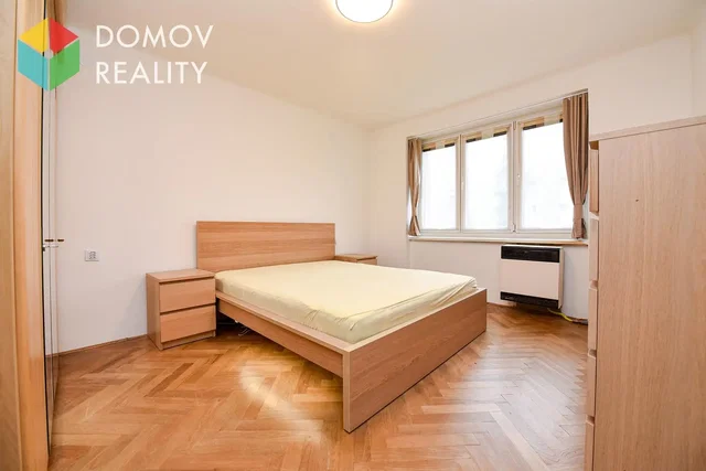 Schlafzimmer; holzboden, tageslicht