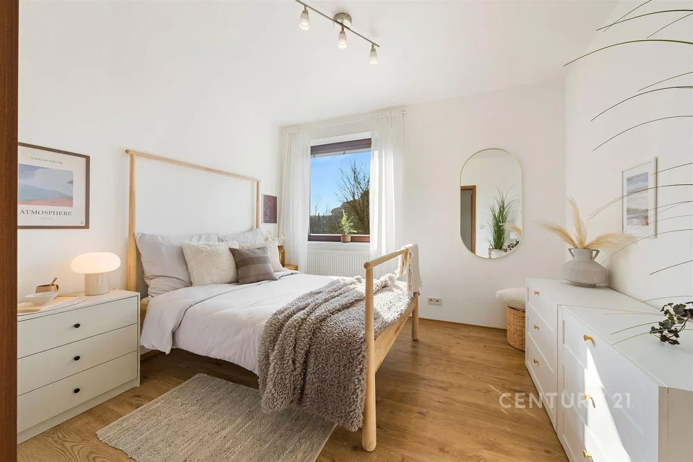 Spavaća soba; drveni pod, prirodna svjetlost, moderan stil