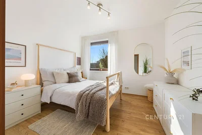 Spavaća soba; drveni pod, prirodna svjetlost, moderan stil