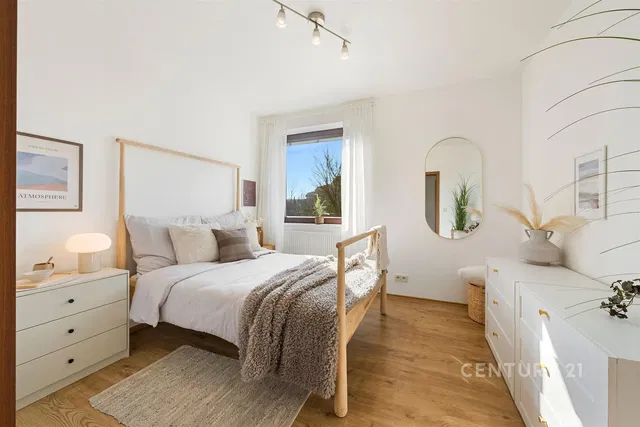 Schlafzimmer; holzboden, tageslicht, moderner stil