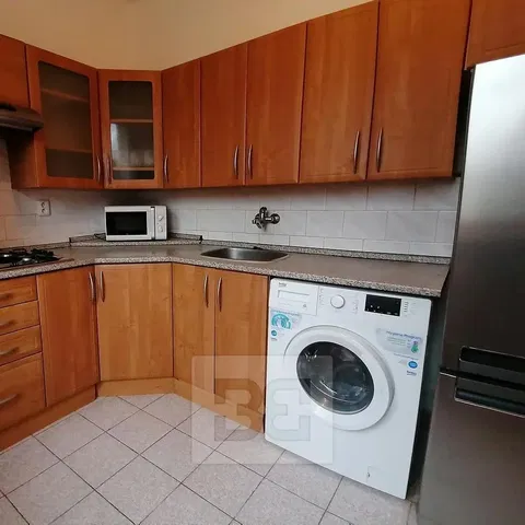 Keuken; keukenapparatuur, tegelvloer