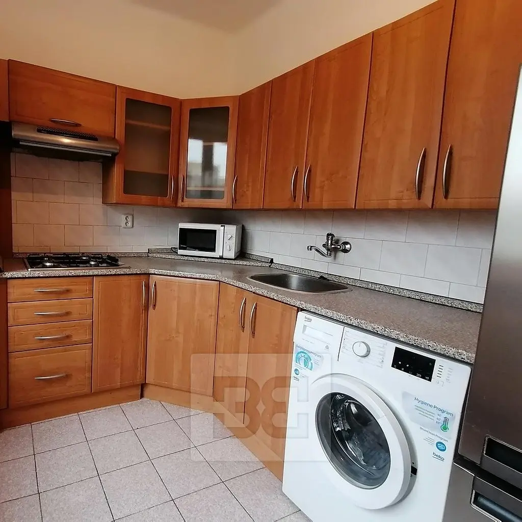 Keuken; keukenapparatuur, tegelvloer