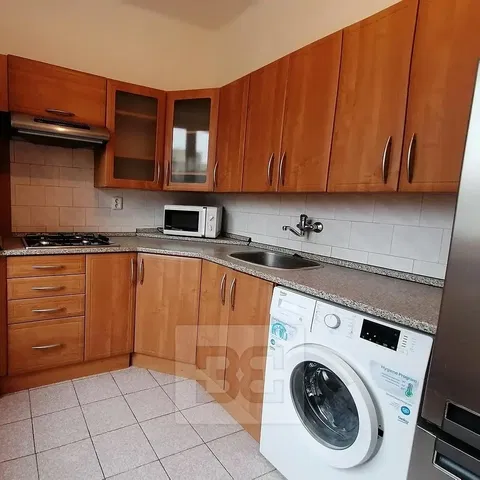 Keuken; keukenapparatuur, tegelvloer