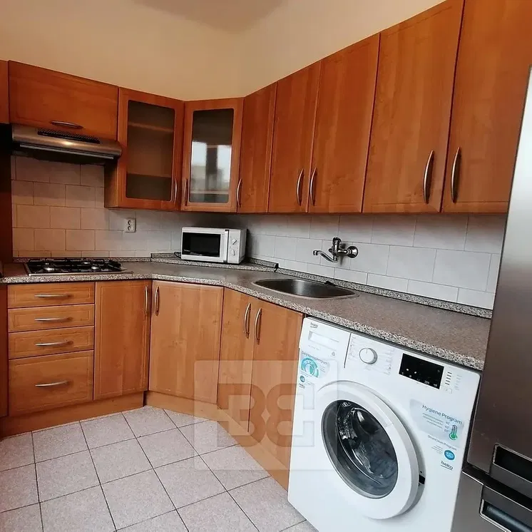 Keuken; keukenapparatuur, tegelvloer