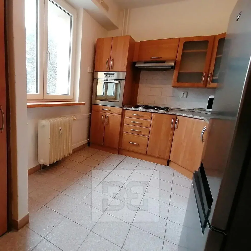 Keuken; keukenapparatuur, tegelvloer, natuurlijk licht
