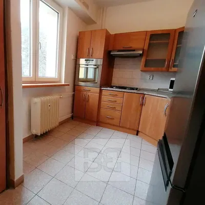 Keuken; keukenapparatuur, tegelvloer, natuurlijk licht