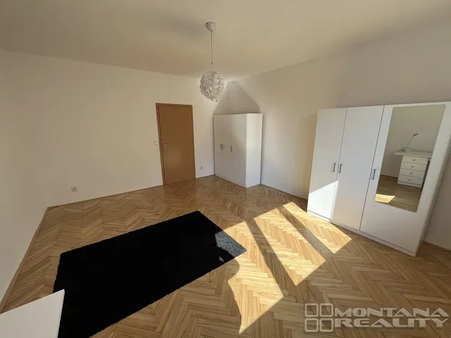 Slaapkamer; houten vloer, natuurlijk licht, moderne stijl