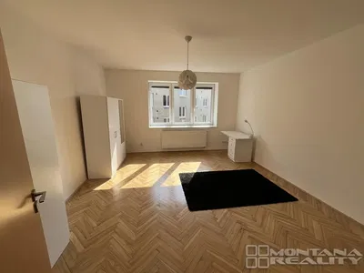 Slaapkamer; houten vloer, natuurlijk licht
