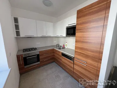 Keuken; keukenapparatuur, tegelvloer, gerenoveerd, natuurlijk licht, moderne stijl