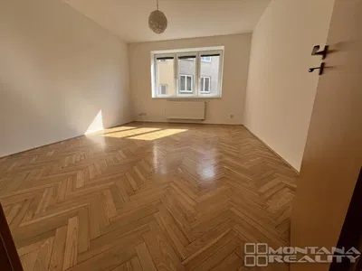 Woonkamer; houten vloer, natuurlijk licht