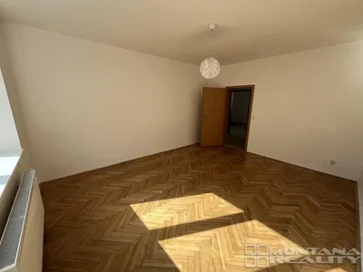 Slaapkamer; houten vloer, natuurlijk licht