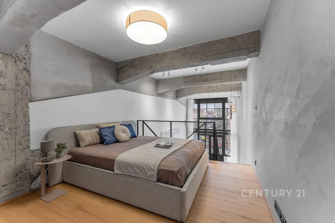 Yatak odası; ahşap zemin, doğal ışık, modern stil